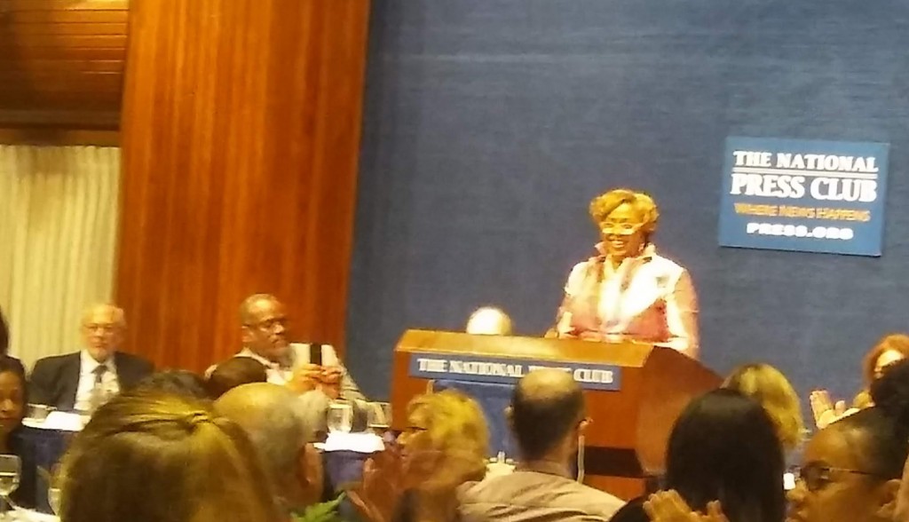 Hall of Fame inductee Sonya Ross speaks at the 2018 Dateline Awards and Hall of Fame dinner. 